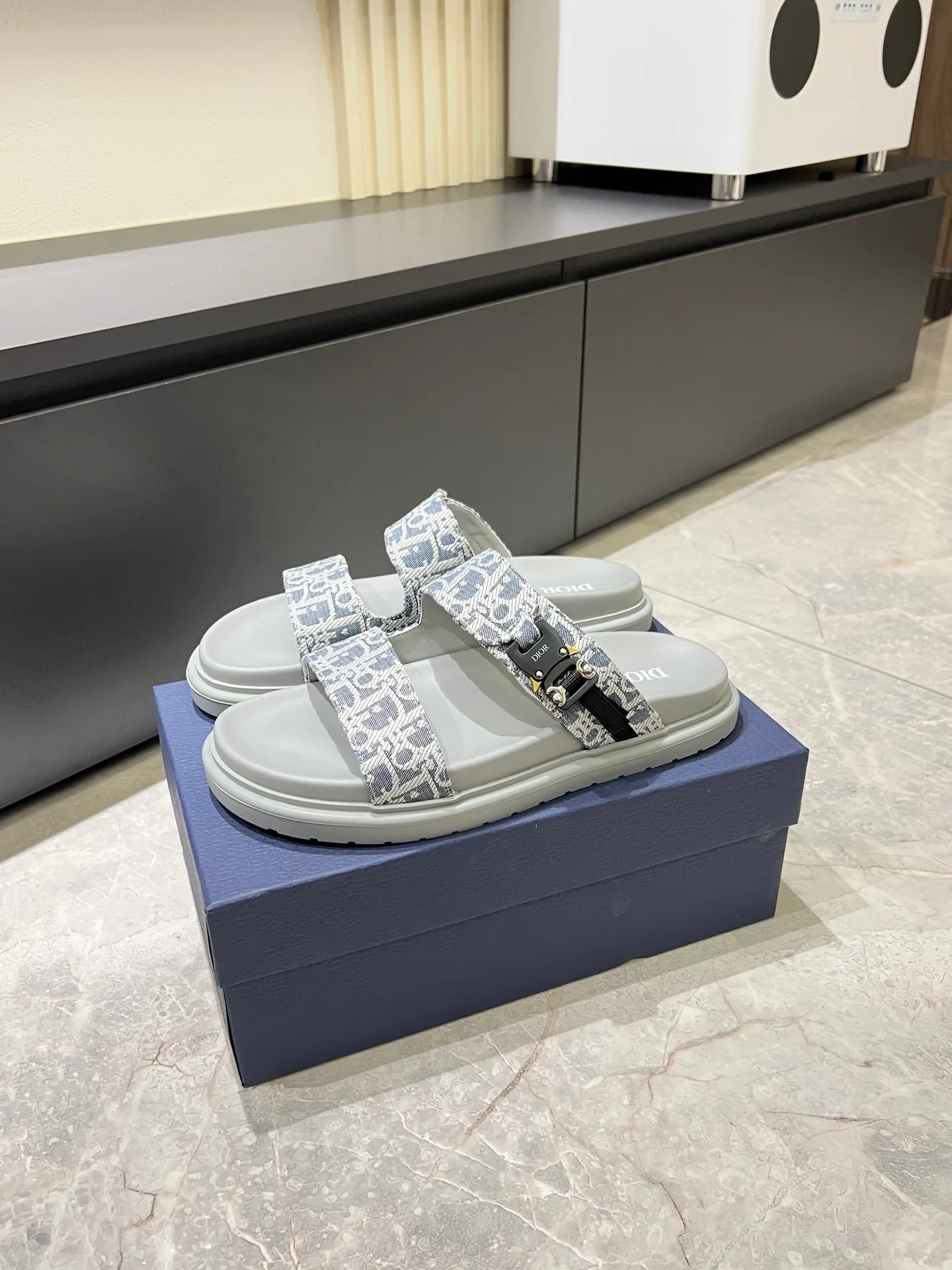 Men's Men's Shoes 💰p320 Dio* Men's Sandals Slippers. Showcasing Dior haute couture design. The Dior gray suede strap is accented with an aluminum Dior buckle for added style. Paired with a comfortable tonal notch sole, they pair easily with shorts or jeans for a sophisticated look. Main body: suede cow leather, technical fabric lining: cow leather, with adjustable straps, aluminum Dior buckle, Dior gray EVA insole, tonal notched rubber outsole splicing structure, size: 38-44 (customized at 45.46)